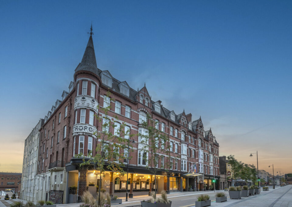 Metropole Hotel Exterior Landscape MET